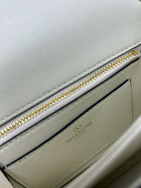 Picture of Valentino Handbags _SKUfw189468423fw
